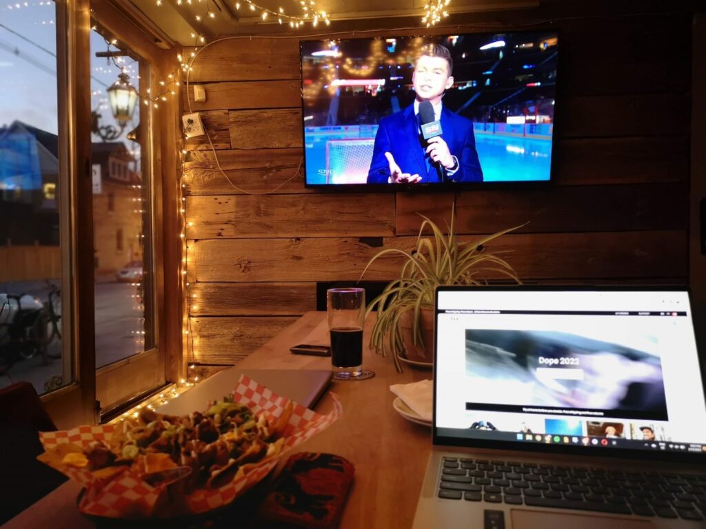 Toronto Ontario City Remote Work Working RemoteWork RemoteWorking Digital Nomad DigitalNomad Bar Drink Food Nachos